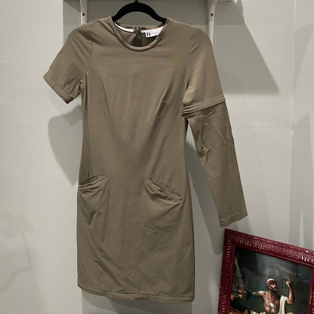 Fitted zip off dress